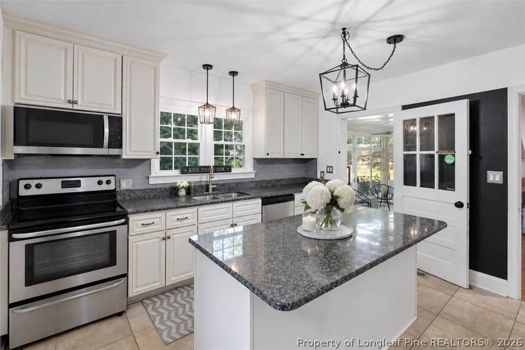 Photo 7 of 300 Pinecrest Dr